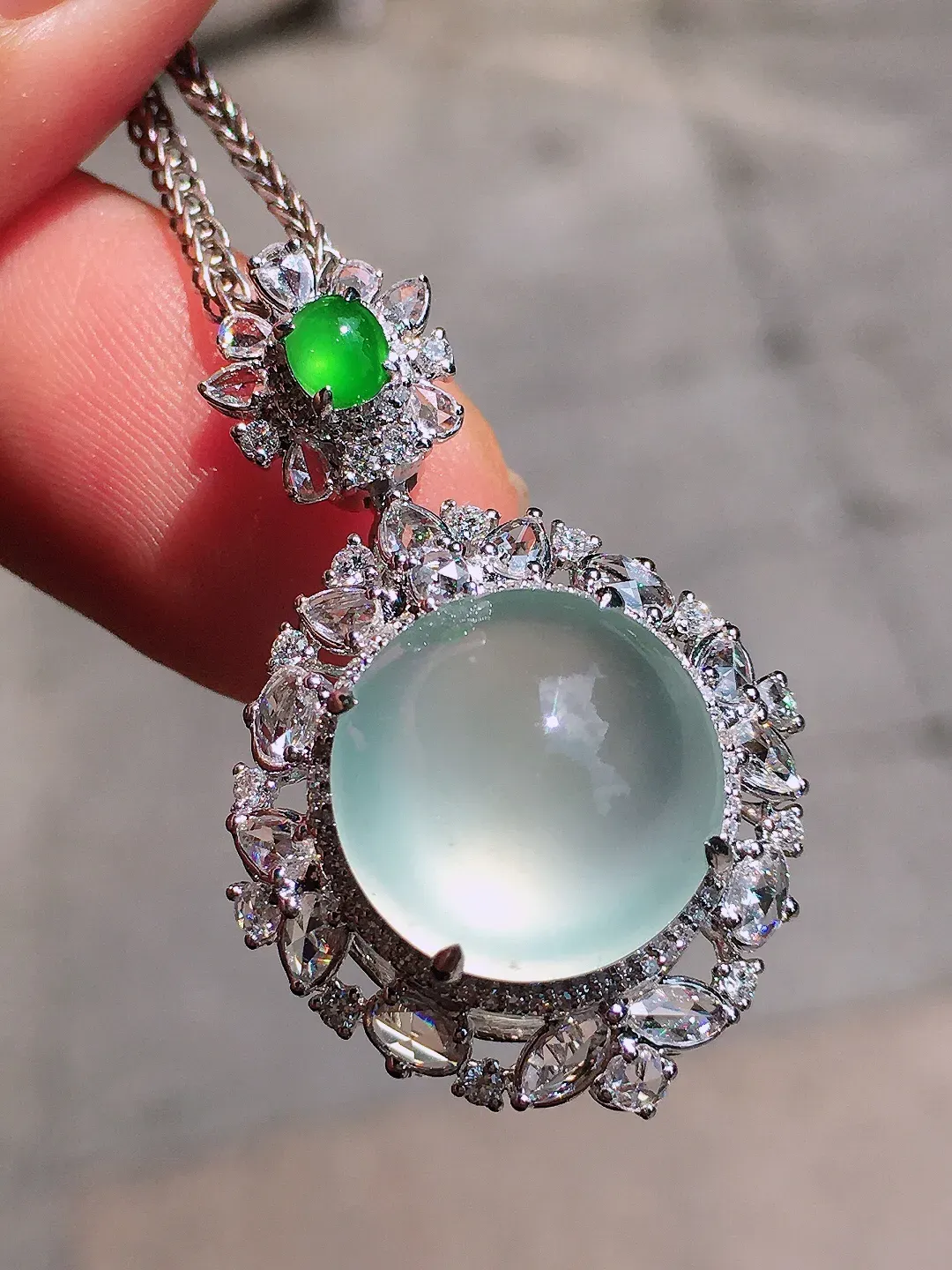 冰种蛋面吊坠，玉质细腻，荧光感超
强，饱满圆润，简单大气，18k
金豪华镶嵌