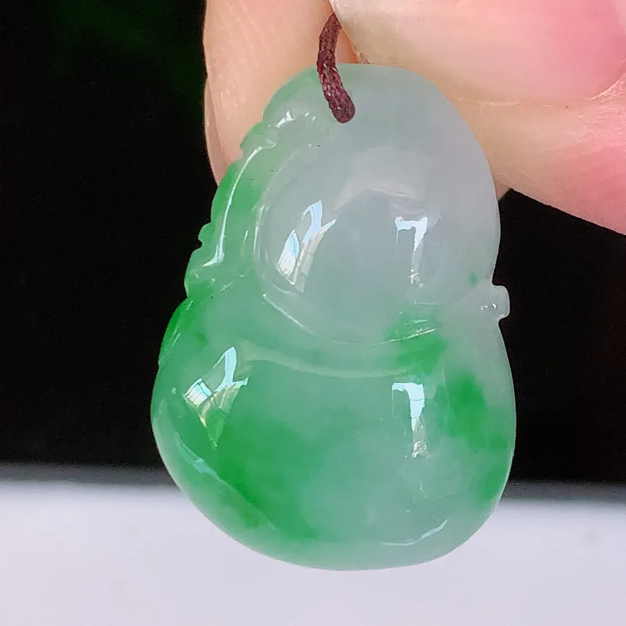 自然光实拍，冰润飘阳绿翡翠葫芦吊坠，葫芦寓意福禄双全，财源滚滚，饱满，清新脱俗，佩戴效果优雅迷人！#57.31