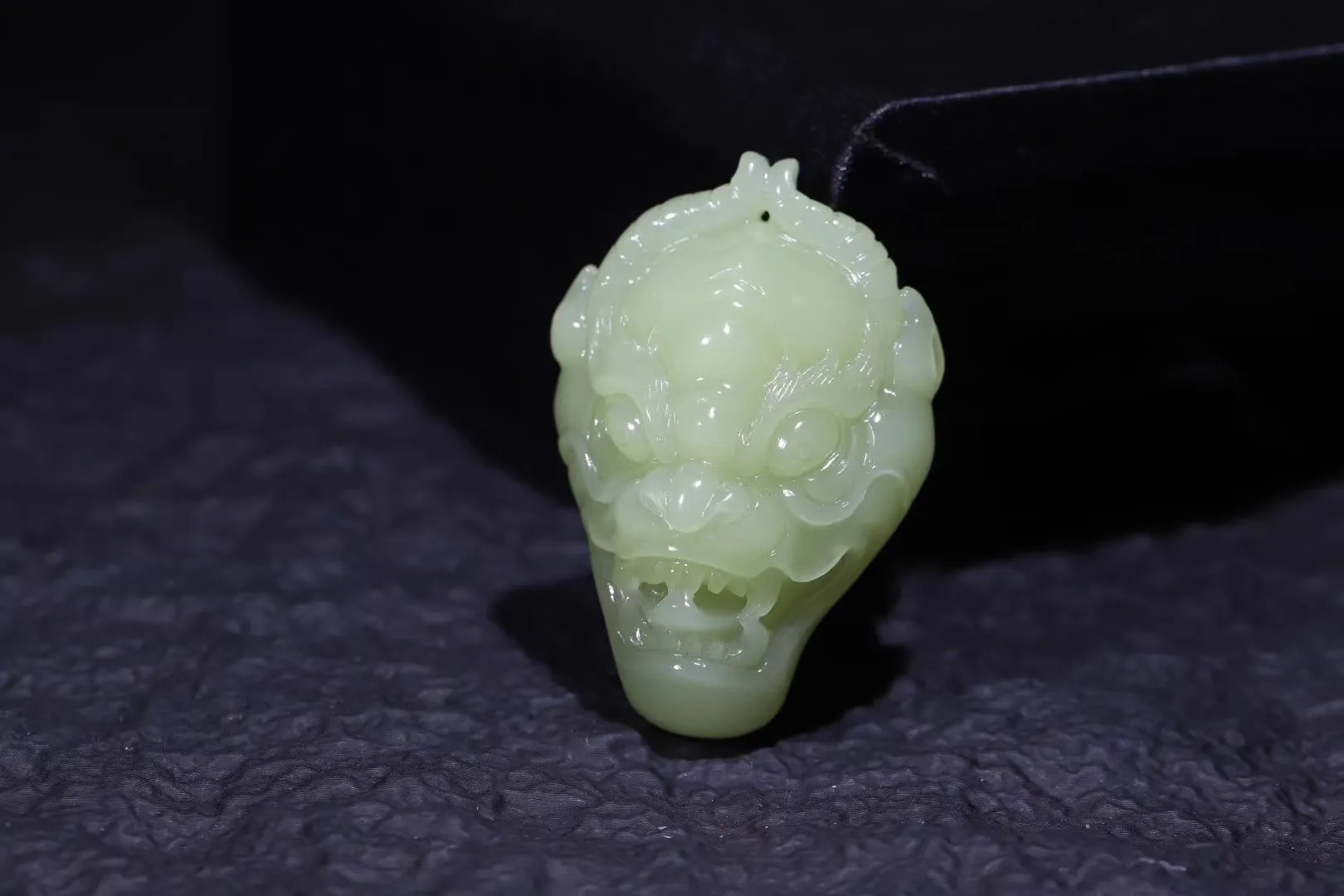 【守护」精品和田玉黄口料兽面皮，玉质油润细腻 精琢仿古兽面，兽角弯曲，双眉如火，怒目圆瞪，獠牙毕露，威严肃穆，给人宁列威慑之感。兽音同寿，长寿延年之意，亦可消灾保平安，长寿吉祥，可做为护身符佩戴。重37克 尺寸52-36-18mm