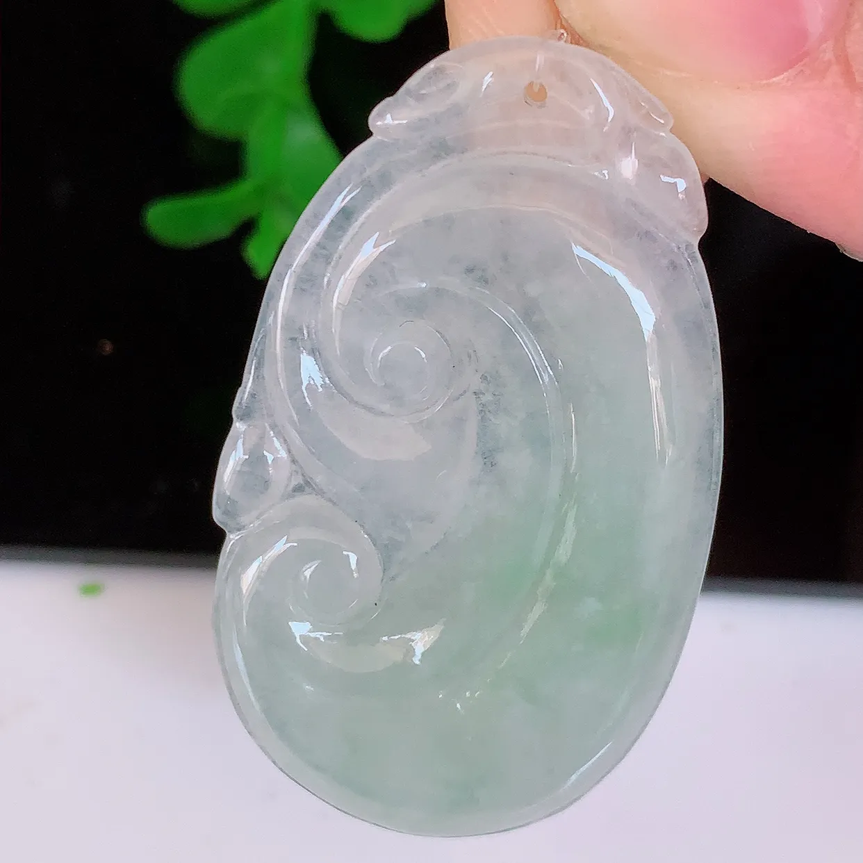 自然光实拍，冰种飘绿翡翠如意吊坠，翡翠如意，上身效果非常美，饱满大气，工艺美，万事如意，如意一生 #