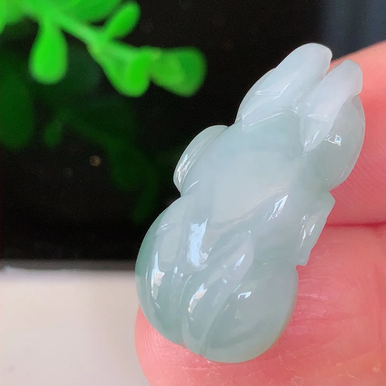 自然光实拍，冰润黄翡双彩翡翠生肖马上有钱吊坠，种老水足，雕工精湛 ，寓意美好，佩戴时尚出众！#81.31