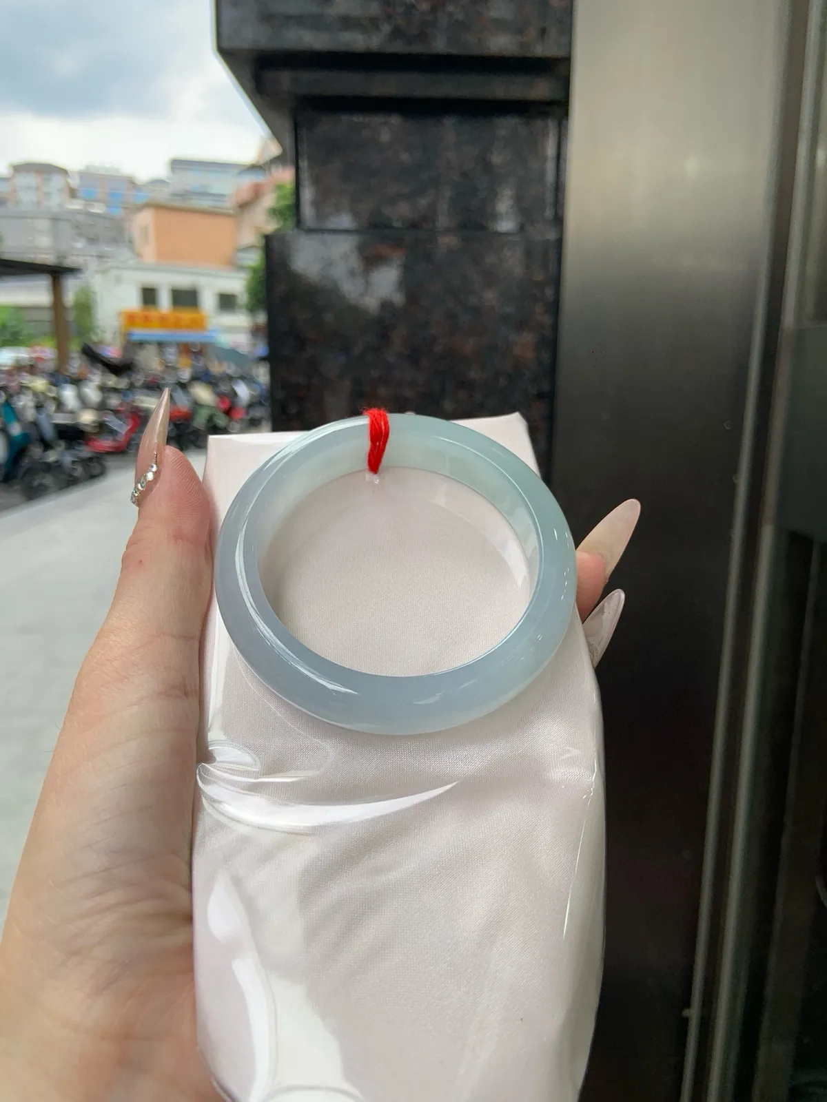 推荐【冰晴蓝正圈】54.8-12.5-8.8，无纹裂，底妆胶润细腻，清爽耐看的渐变晴蓝底，夏季美好的冰凉感，随光线变化如梦如幻。
