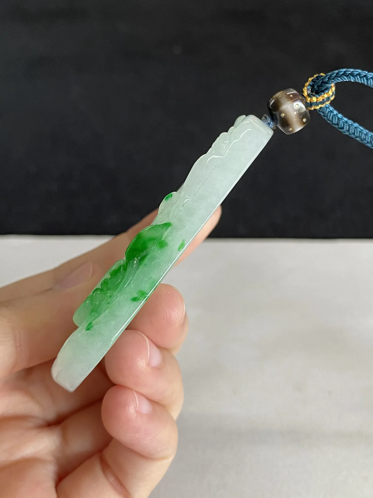 翡翠糯化种飘绿吊坠，配珠未测