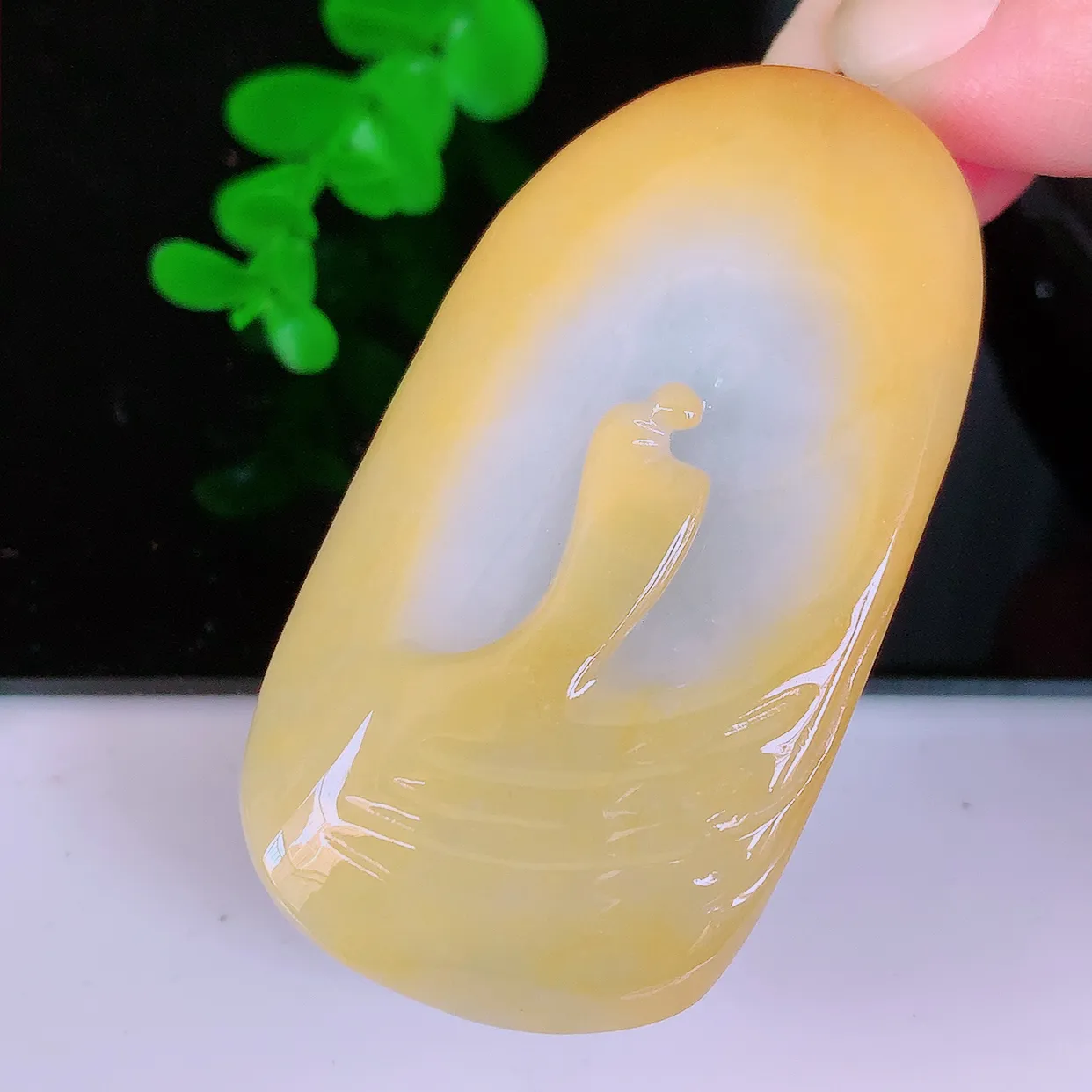 自然光实拍，冰润黄翡双彩翡翠悟道吊坠，悟道寓意“祥和，安宁，吉祥，幸福”，佩戴效果优雅迷人，性价比超高！#60.31