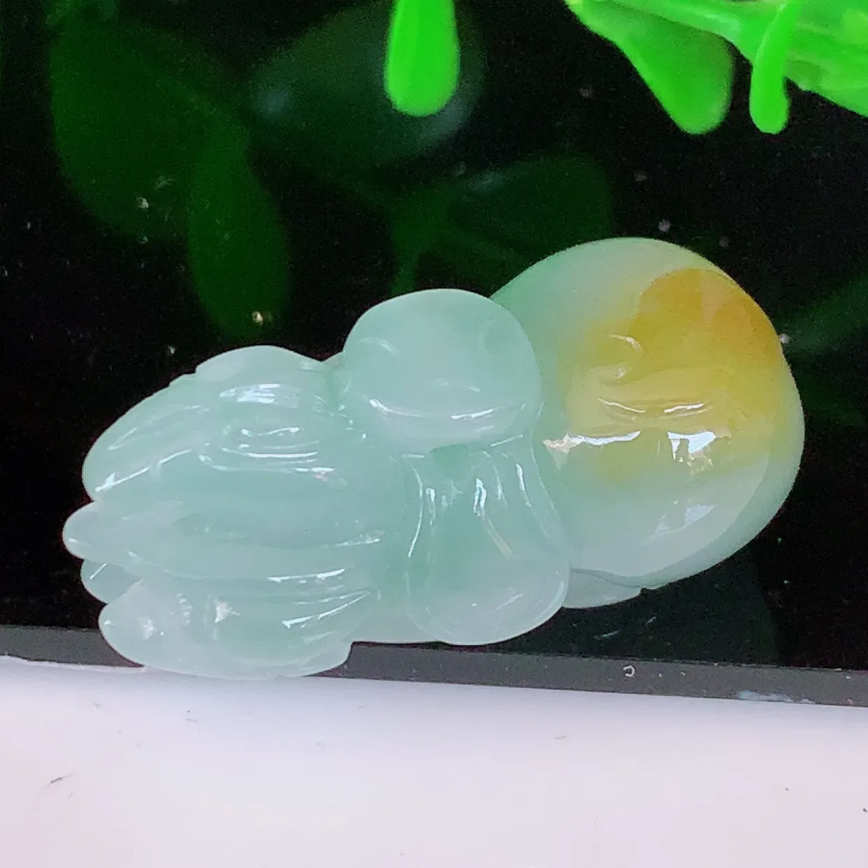 自然光实拍，水润黄翡双彩翡翠生肖马上有钱吊坠，种老水足，雕工精湛 ，寓意美好，佩戴时尚出众！#81.