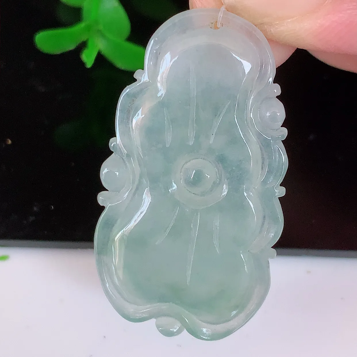 自然光实拍，冰种翡翠和和美美玉坠，财源广进，自然隐逸、荷本是素不着尘之物，有和美之寓意。#