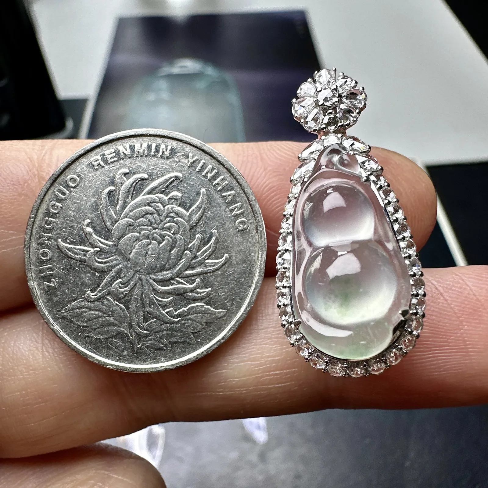 【玻璃种福豆吊坠】特别款，有底色起钢光，种地上乘，冰感十足，通透起光，饱满圆润，18k金钻镶嵌，裸石尺寸19*10*5.5毫米。