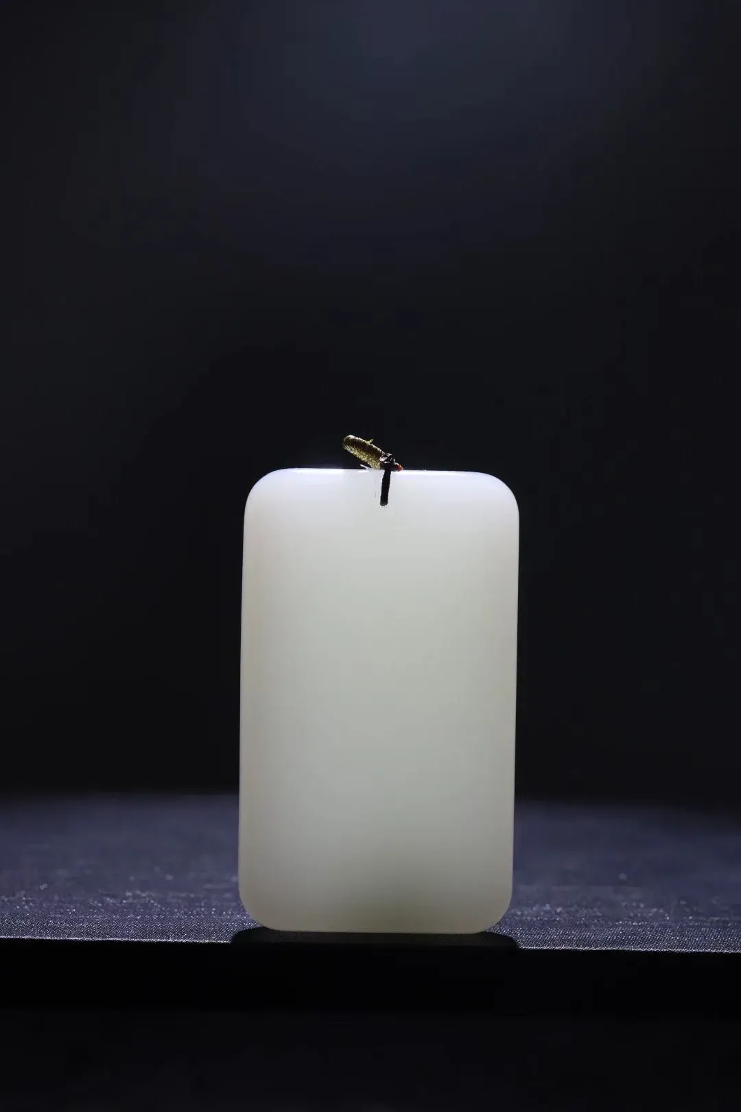 【平安牌】
和田玉白玉打磨平安牌。质地温润细腻，品质高贵，线条优美流畅，透出几分灵秀，光洁平坦，双面均不雕琢任何图腾或文字，“无饰”与“无事”谐音，故称平安无事牌。佩戴保平安，添吉祥
尺寸:63-37-12mm重72.5克