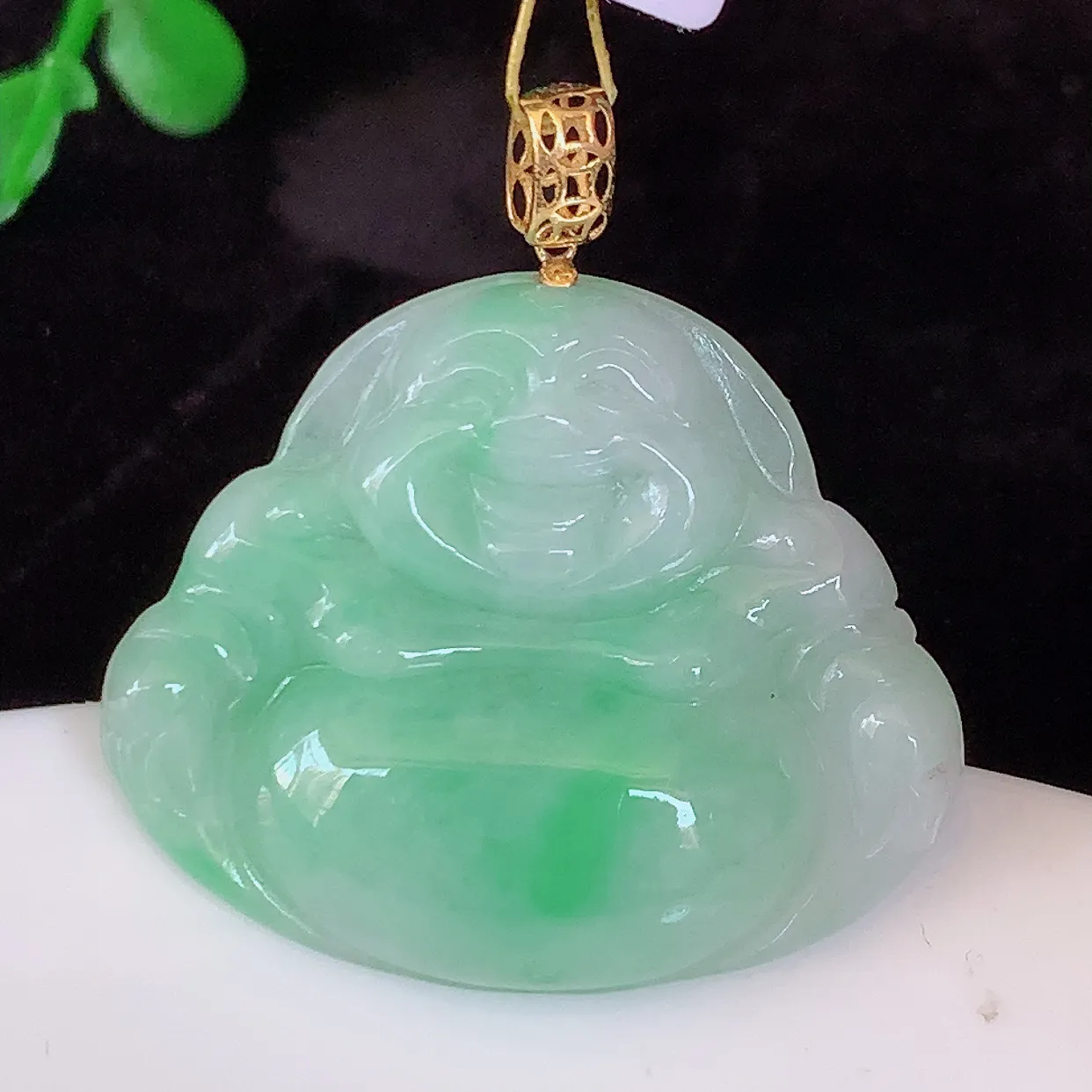 18k金镶嵌水润飘绿翡翠佛公吊坠，沁人心脾，精致典雅的设计，为佩戴者，增添色彩，送礼自留都是佳品选择！#35.31