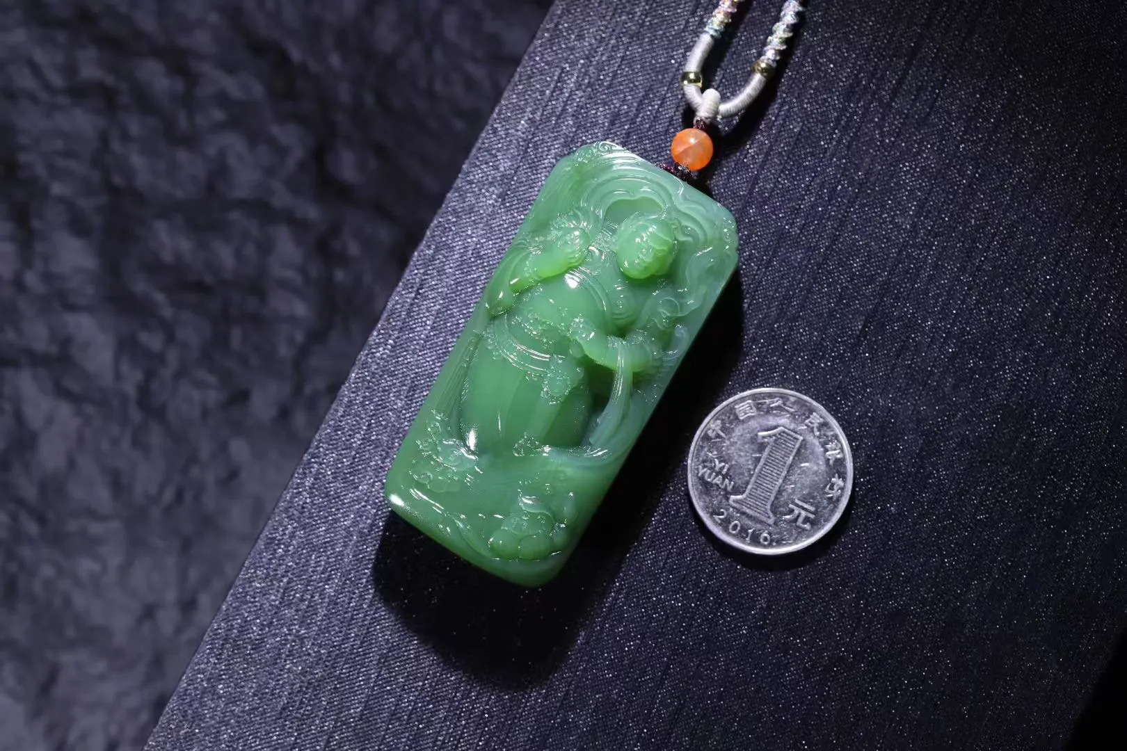 名家藏品
【神威云起*武将】大师沥血千工，大气磅礴，震慑人心。和田玉老坑碧玉色鲜嫩，如薄荷炼成的花露，灵韵天成，法境无穷，极为难得！人物刻画生动传神，线条硬朗、气质刚毅，洒脱洗练，威猛霸气，武将神威展现淋漓尽致。神态英气威武，身长八尺，燕颔虎须，豹头环眼，声若巨雷，手持利刃，身披铠甲，神盾护于身前；云气兴起，神龙飞动，一夫当关，万夫莫开，尽现霸气之风。
【规格】64-30-20mm，72g