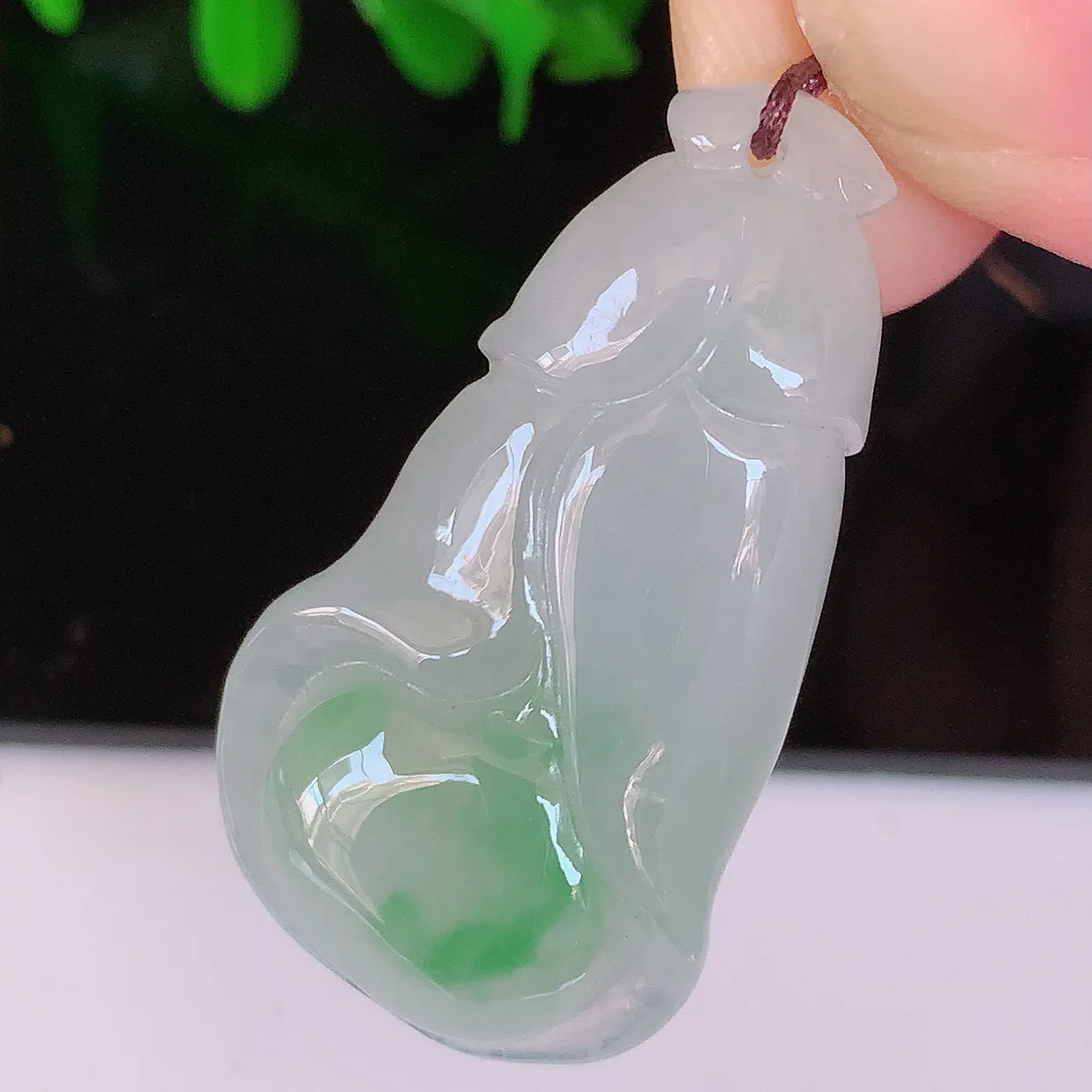 自然光实拍，冰飘绿翡翠玉兰花吊坠，种老水足，雕工精湛 ，寓意美好，佩戴时尚出众！#57.31