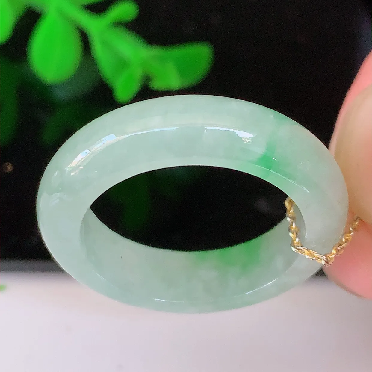 自然光实拍，19.2mm内径冰飘绿翡翠指环，玉戒指，玉质莹润，好精美好冰润的指环，20圈口，上手纤巧！#57.31尺寸19.2-5.5*3.8