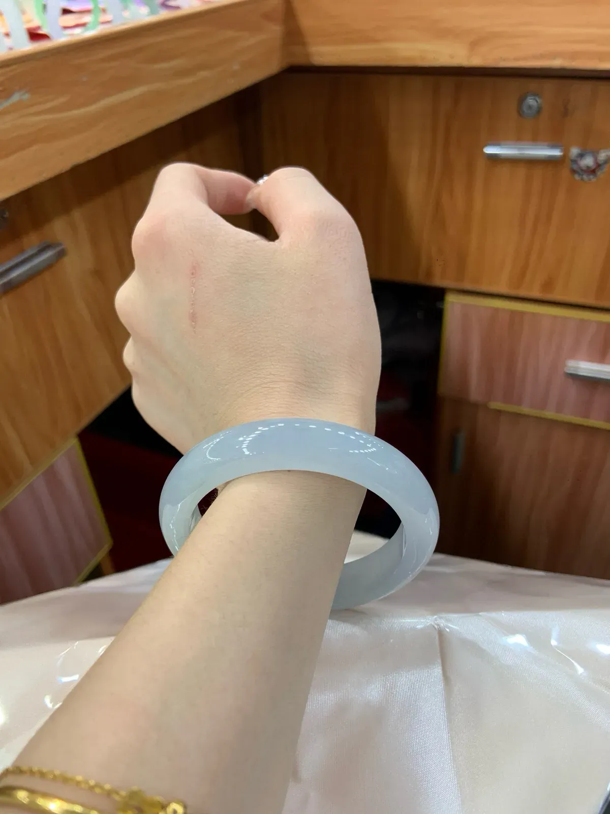 推荐【冰晴蓝正圈】54.8-12.5-8.8，无纹裂，底妆胶润细腻，清爽耐看的渐变晴蓝底，夏季美好的冰凉感，随光线变化如梦如幻。