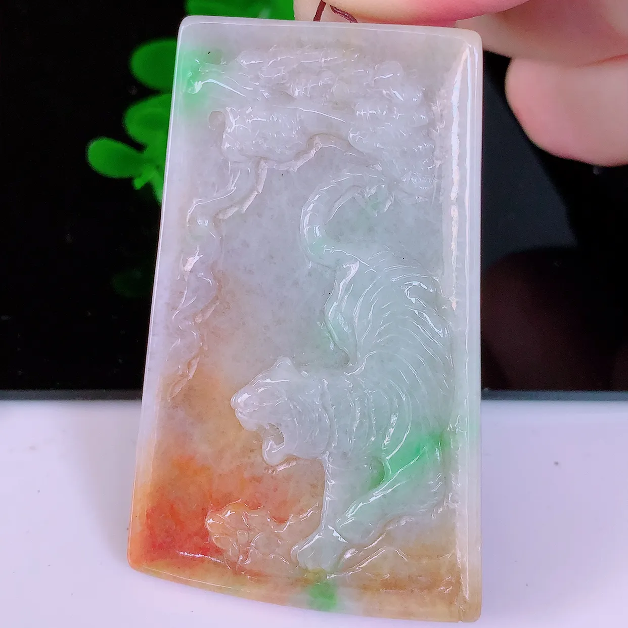 自然光实拍，冰润黄加绿三彩翡翠生肖虎牌吊坠，种老水足，雕工精湛 ，寓意美好，佩戴时尚出众！#60.31