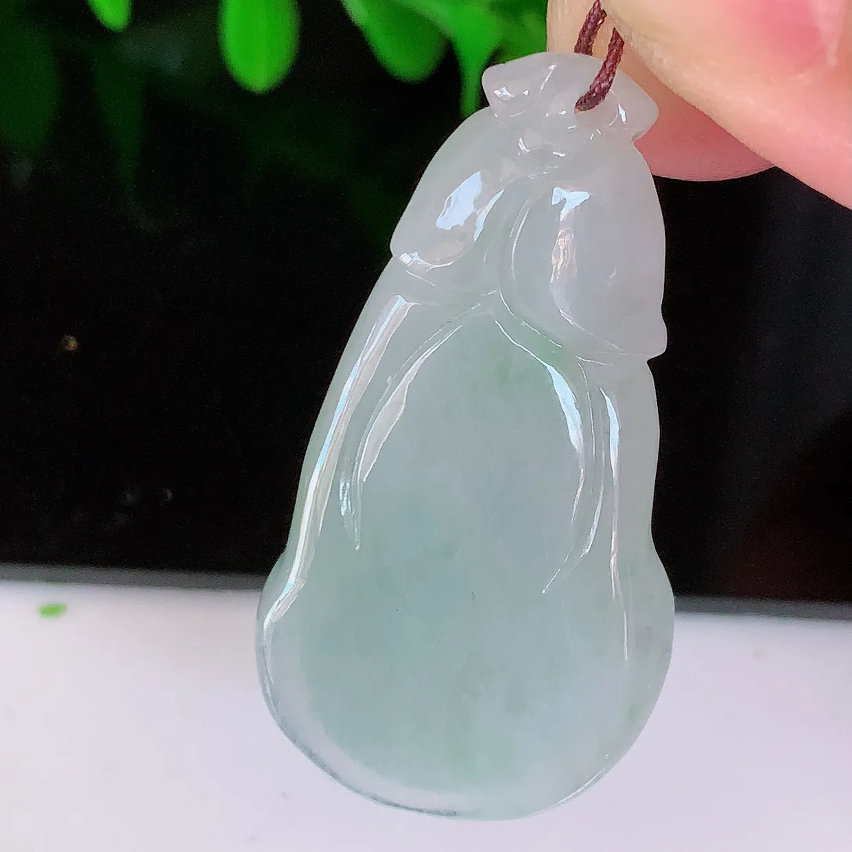 自然光实拍，冰飘绿翡翠玉兰花吊坠，种老水足，雕工精湛 ，寓意美好，佩戴时尚出众！#57.31