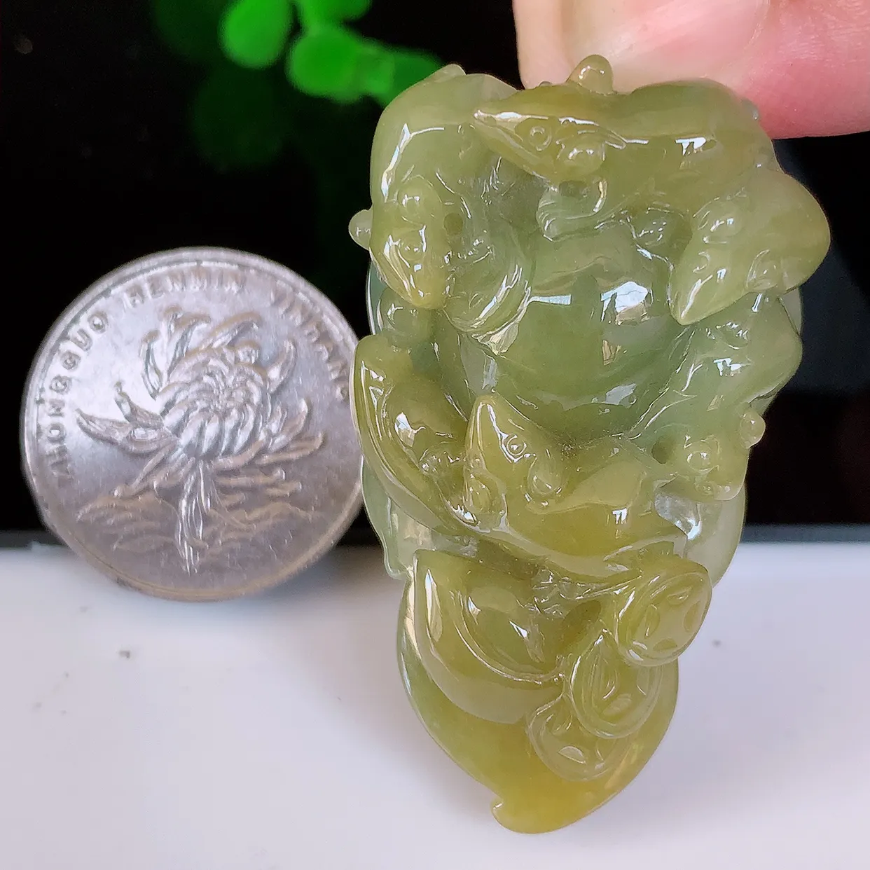 自然光实拍，冰润黄加翡翠生意子鼠运财吊坠，种老水足，雕工精湛 ，寓意美好，佩戴时尚出众！#81.31