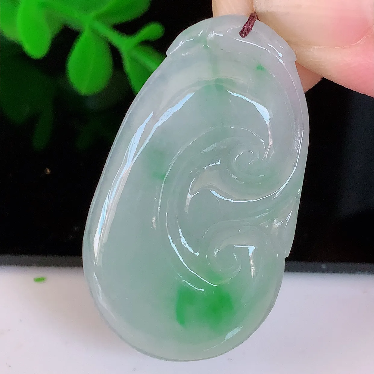 自然光实拍，冰飘绿翡翠万事如意吊坠，种老水足，雕工精湛 ，寓意美好，佩戴时尚出众！#57.31