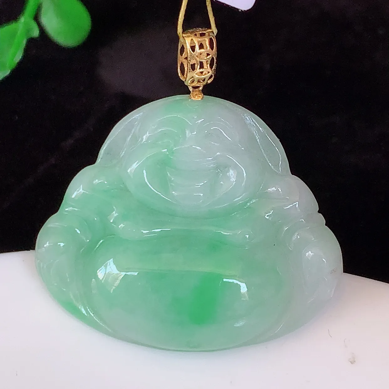 18k金镶嵌水润飘绿翡翠佛公吊坠，沁人心脾，精致典雅的设计，为佩戴者，增添色彩，送礼自留都是佳品选择