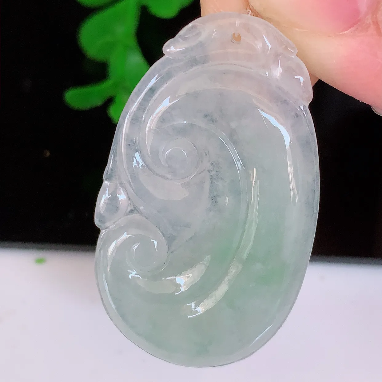 自然光实拍，冰种飘绿翡翠如意吊坠，翡翠如意，上身效果非常美，饱满大气，工艺美，万事如意，如意一生 #49.31