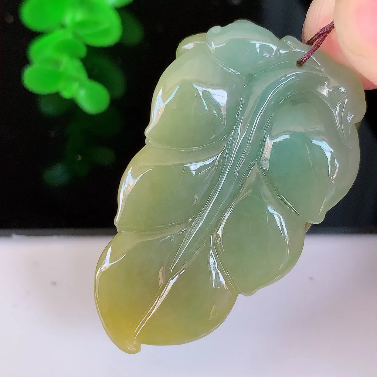 自然光实拍，冰润黄加翡翠生意子鼠运财吊坠，种老水足，雕工精湛 ，寓意美好，佩戴时尚出众！#81.31