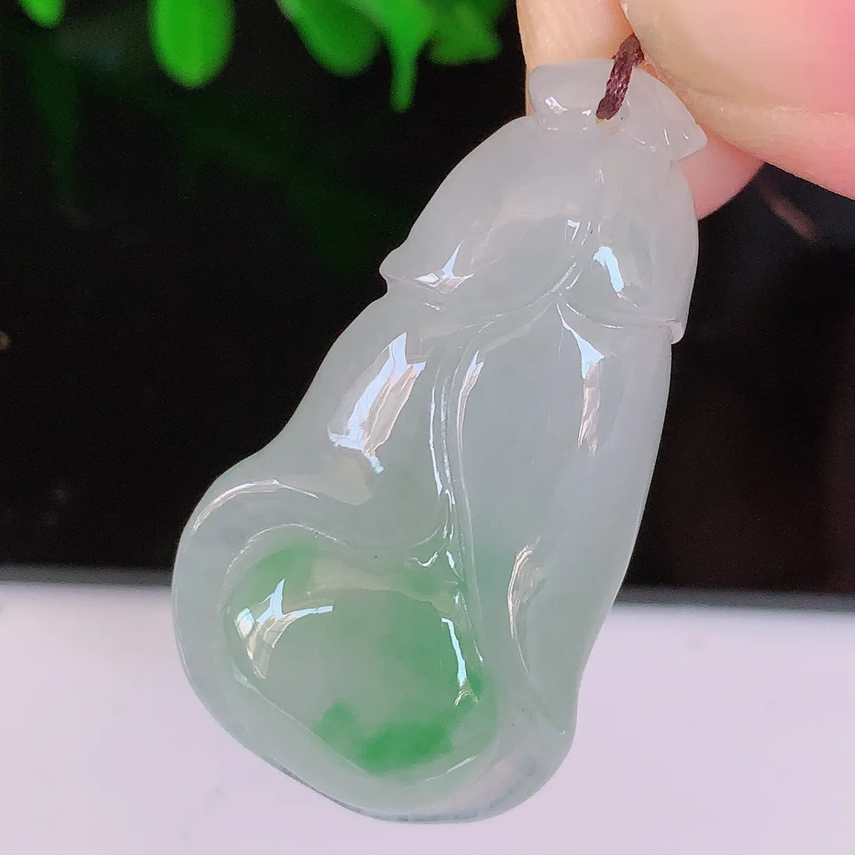 自然光实拍，冰飘绿翡翠玉兰花吊坠，种老水足，雕工精湛 ，寓意美好，佩戴时尚出众！#57.31