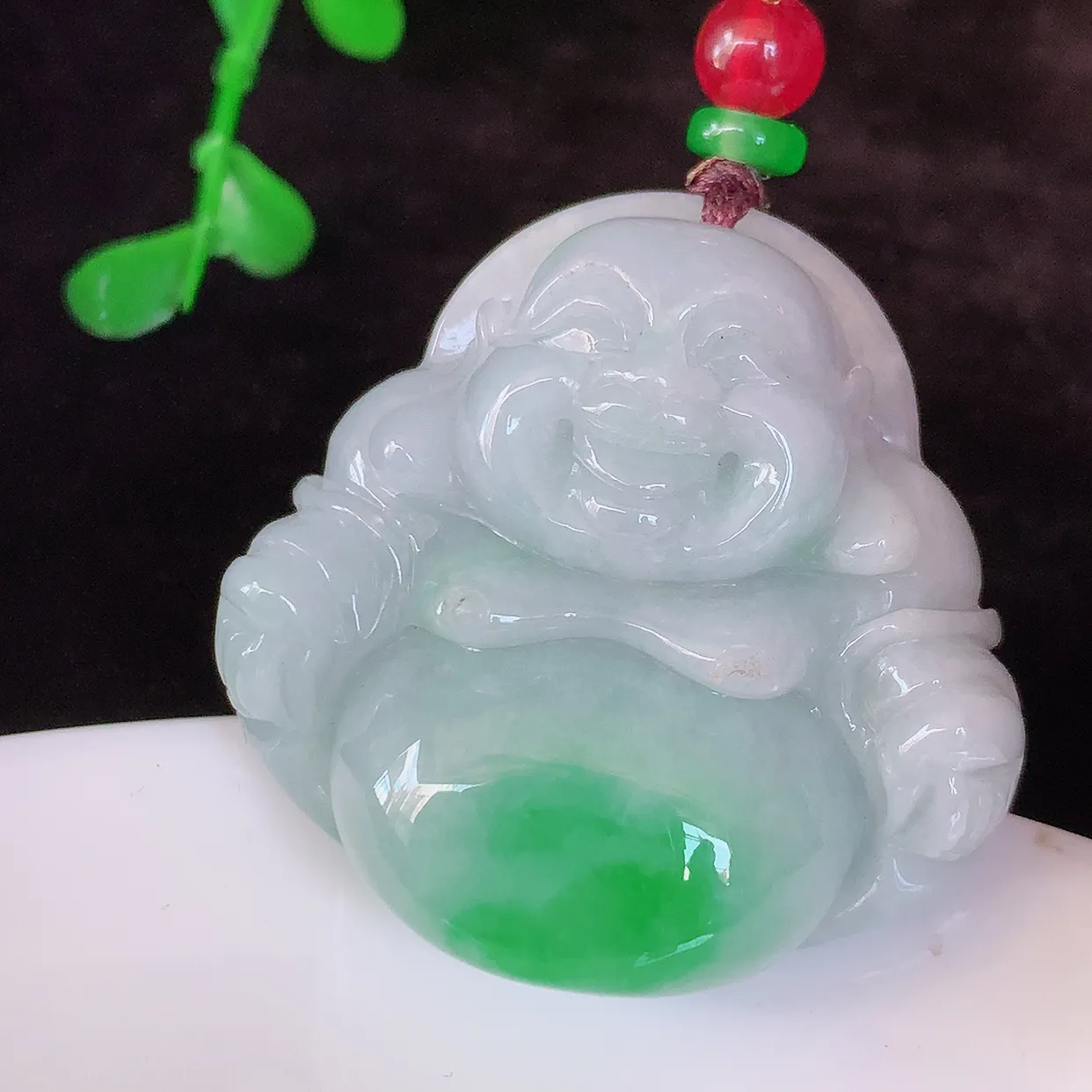 自然光实拍，大件厚装飘阳绿翡翠佛公吊坠，翡翠笑佛，饱满，开脸喜庆，配戴优雅迷人！#46.31