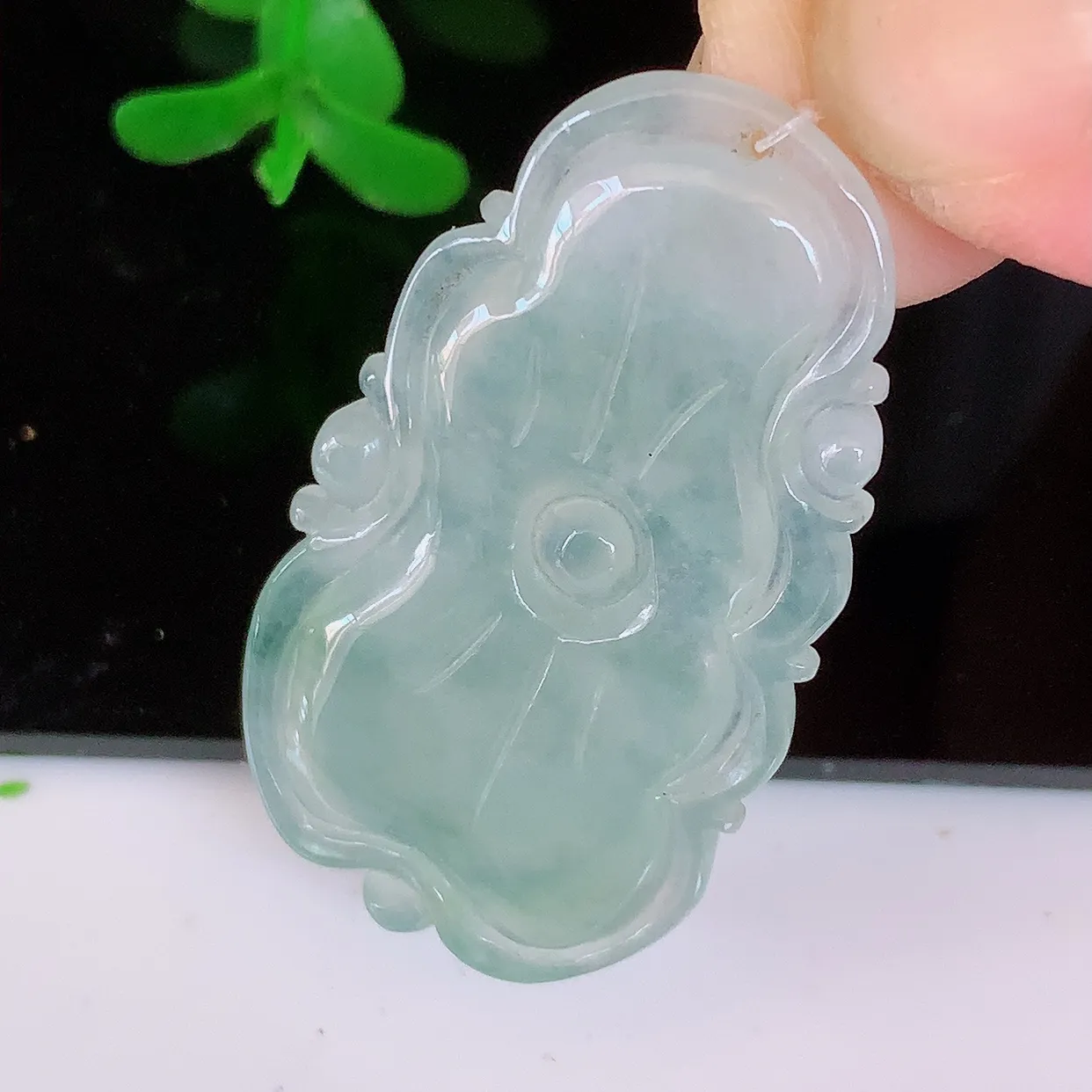 自然光实拍，冰种翡翠和和美美玉坠，财源广进，自然隐逸、荷本是素不着尘之物，有和美之寓意。#