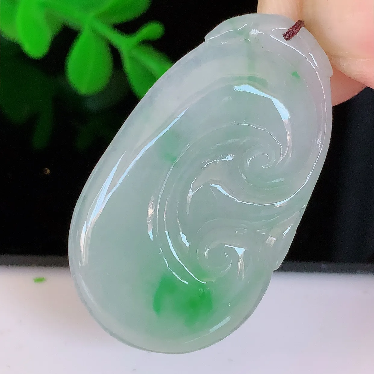 自然光实拍，冰飘绿翡翠万事如意吊坠，种老水足，雕工精湛 ，寓意美好，佩戴时尚出众！#57.31