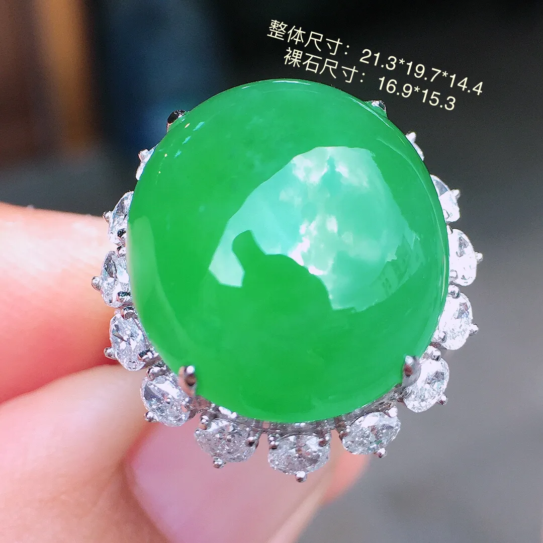 阳绿蛋面戒指/吊坠两用款，色泽均匀艳丽，玉质细腻，荧光感超
强，饱满圆润，简单大气，18k
金豪华镶嵌