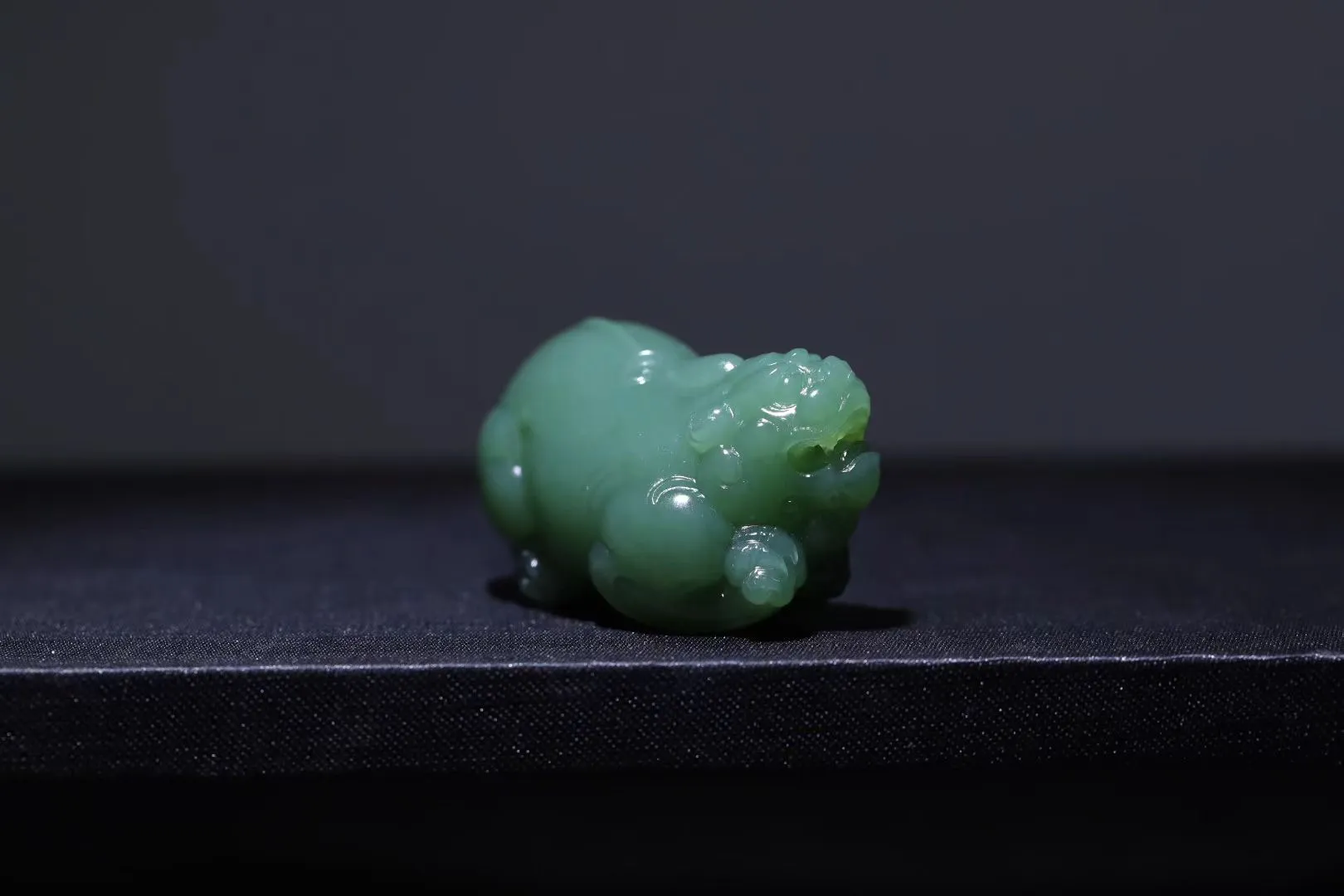 貔貅在手，发财顺手！家有貔貅，万事无忧！
碧玉的灵魂在油润度！摸起来滑溜溜的，贴皮肤凉丝丝的；貔貅又称天禄，最大的特点就是只进不出，我想没有人不爱这美好的寓意吧，颜色浓郁又显肤白，是不错的百搭单品哦！46-25-24mm，42.7g