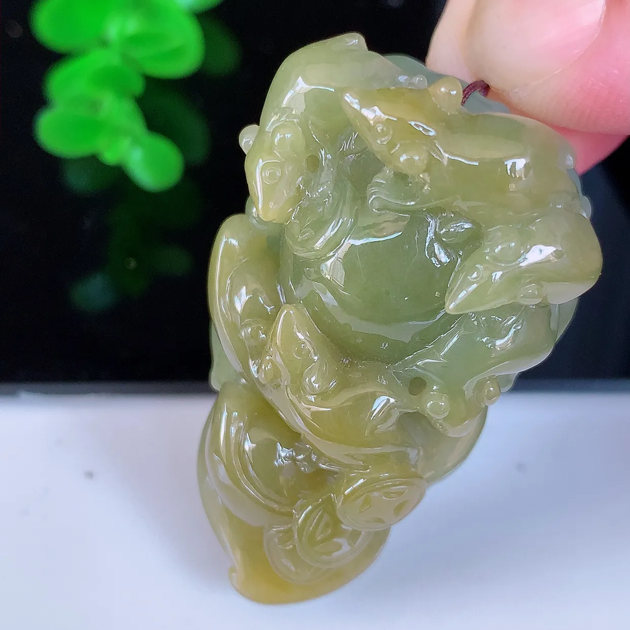 自然光实拍，冰润黄加翡翠生意子鼠运财吊坠，种老水足，雕工精湛 ，寓意美好，佩戴时尚出众！#81.31
