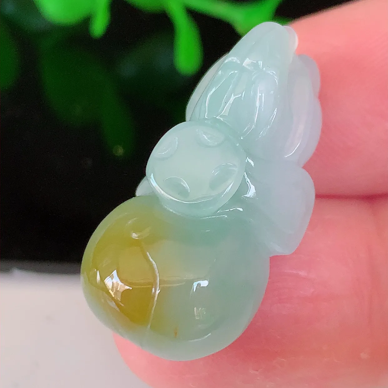 自然光实拍，冰润黄翡双彩翡翠生肖马上有钱吊坠，种老水足，雕工精湛 ，寓意美好，佩戴时尚出众！#81.31