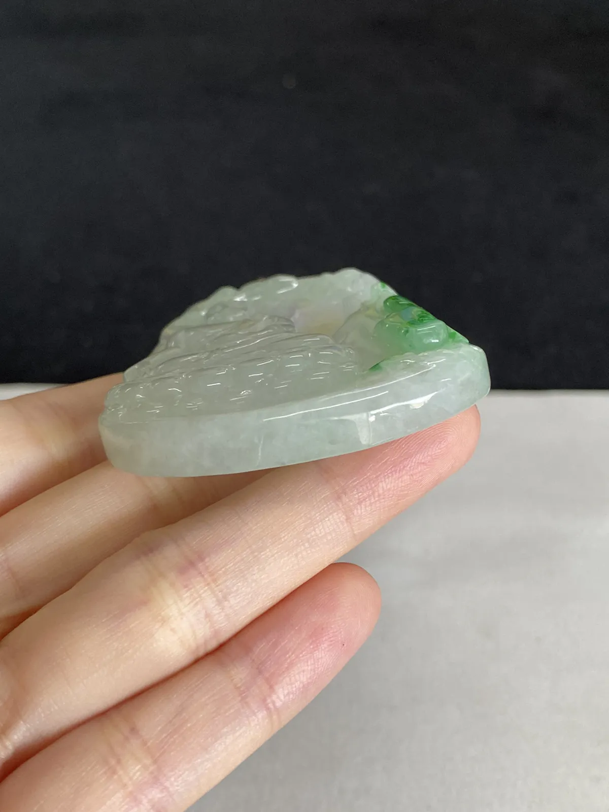 翡翠糯化种飘绿吊坠，配珠未测