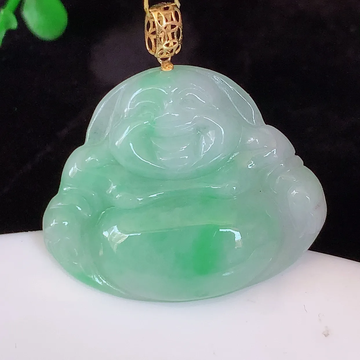 18k金镶嵌水润飘绿翡翠佛公吊坠，沁人心脾，精致典雅的设计，为佩戴者，增添色彩，送礼自留都是佳品选择！#35.31