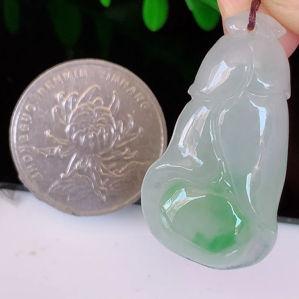 自然光实拍，冰飘绿翡翠玉兰花吊坠，种老水足，雕工精湛 ，寓意美好，佩戴时尚出众！#57.31