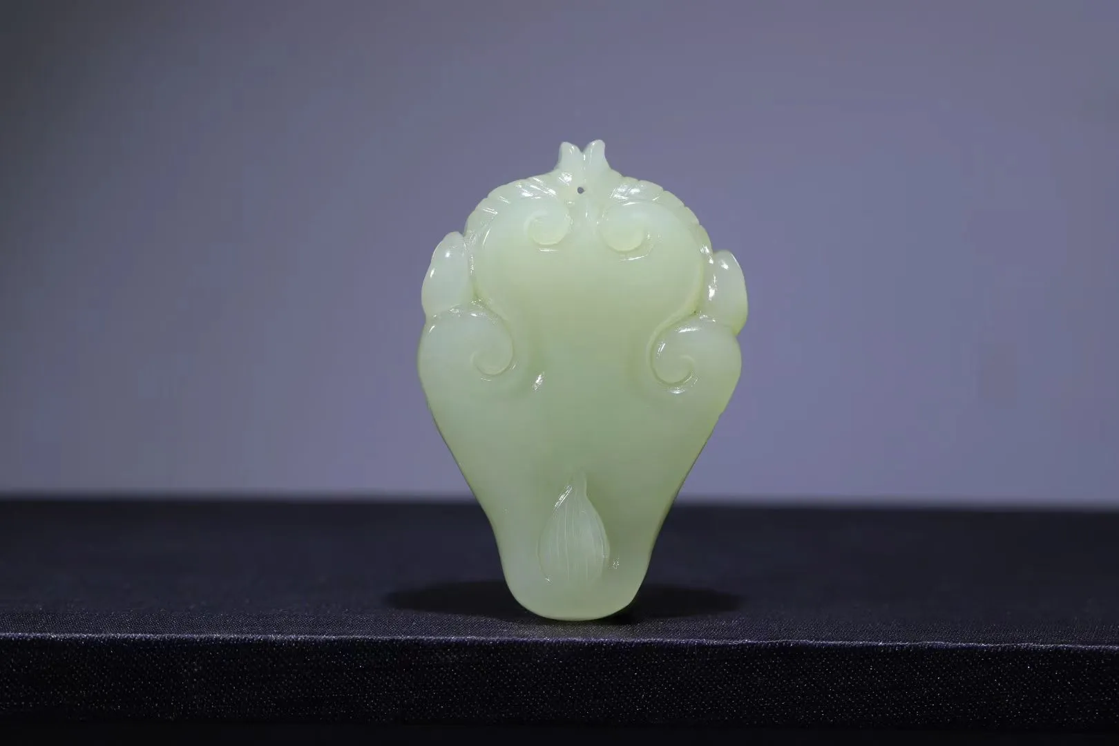 【守护」精品和田玉黄口料兽面皮，玉质油润细腻 精琢仿古兽面，兽角弯曲，双眉如火，怒目圆瞪，獠牙毕露，威严肃穆，给人宁列威慑之感。兽音同寿，长寿延年之意，亦可消灾保平安，长寿吉祥，可做为护身符佩戴。重37克 尺寸52-36-18mm