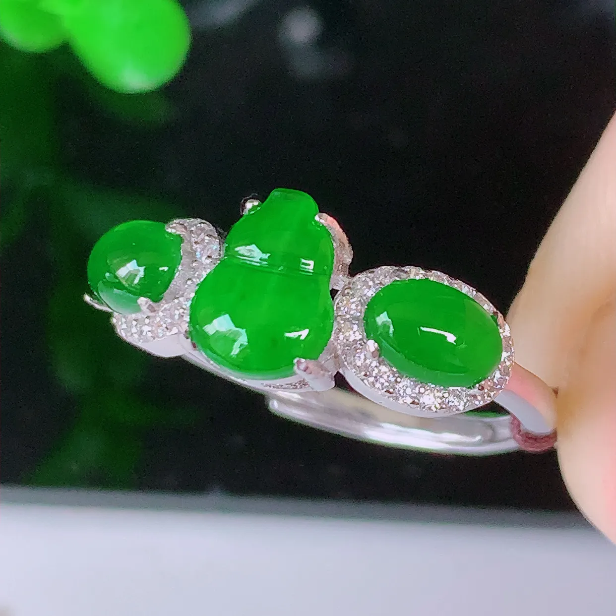 冰透满绿翡翠葫芦925银镶嵌戒指，自然光实拍，翠色灵动，颜色漂亮，种老水足，品相佳，佩戴佳品！#97