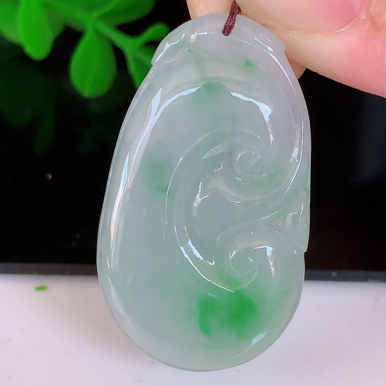 自然光实拍，冰飘绿翡翠万事如意吊坠，种老水足，雕工精湛 ，寓意美好，佩戴时尚出众！#57.31