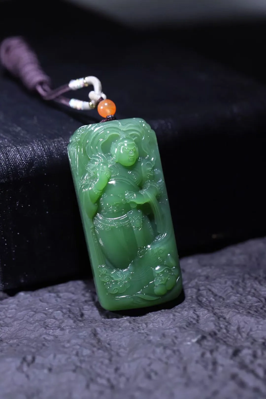 名家藏品
【神威云起*武将】大师沥血千工，大气磅礴，震慑人心。和田玉老坑碧玉色鲜嫩，如薄荷炼成的花露，灵韵天成，法境无穷，极为难得！人物刻画生动传神，线条硬朗、气质刚毅，洒脱洗练，威猛霸气，武将神威展现淋漓尽致。神态英气威武，身长八尺，燕颔虎须，豹头环眼，声若巨雷，手持利刃，身披铠甲，神盾护于身前；云气兴起，神龙飞动，一夫当关，万夫莫开，尽现霸气之风。
【规格】64-30-20mm，72g