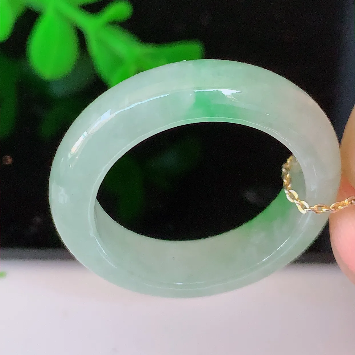 自然光实拍，19.2mm内径冰飘绿翡翠指环，玉戒指，玉质莹润，好精美好冰润的指环，20圈口，上手纤巧