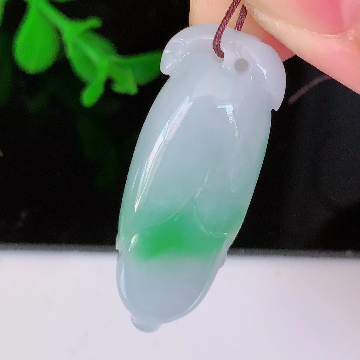 自然光实拍，水润飘绿翡翠玉兰花吊坠，种老水足，雕工精湛 ，寓意美好，佩戴时尚出众！#57.31
