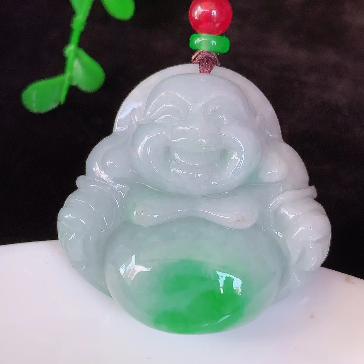 自然光实拍，大件厚装飘阳绿翡翠佛公吊坠，翡翠笑佛，饱满，开脸喜庆，配戴优雅迷人！#46.31