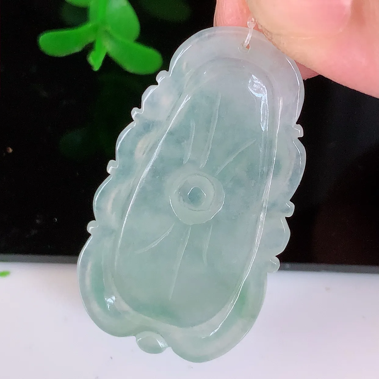 自然光实拍，冰种翡翠和和美美玉坠，财源广进，自然隐逸、荷本是素不着尘之物，有和美之寓意。#