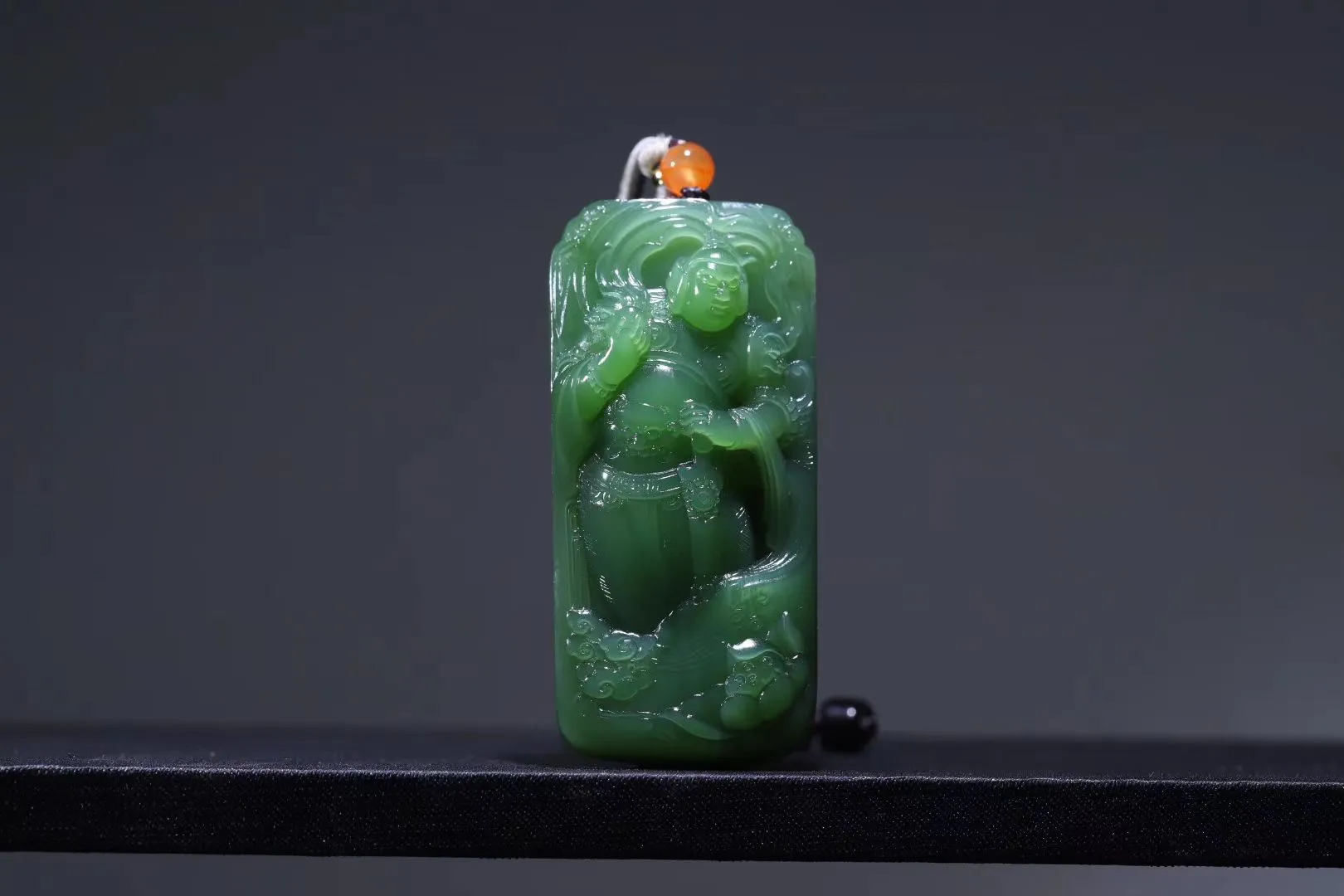 名家藏品
【神威云起*武将】大师沥血千工，大气磅礴，震慑人心。和田玉老坑碧玉色鲜嫩，如薄荷炼成的花露