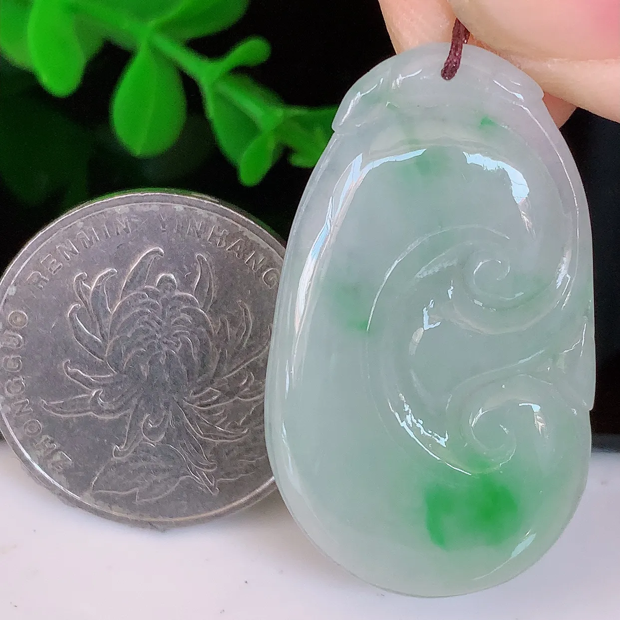 自然光实拍，冰飘绿翡翠万事如意吊坠，种老水足，雕工精湛 ，寓意美好，佩戴时尚出众！#57.31