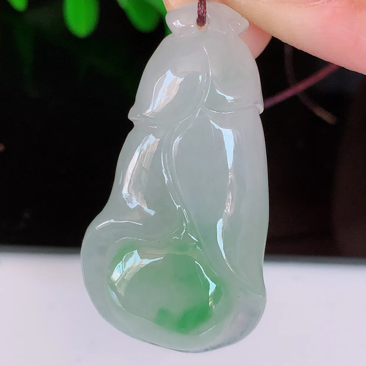 自然光实拍，冰飘绿翡翠玉兰花吊坠，种老水足，雕工精湛 ，寓意美好，佩戴时尚出众！#57.31