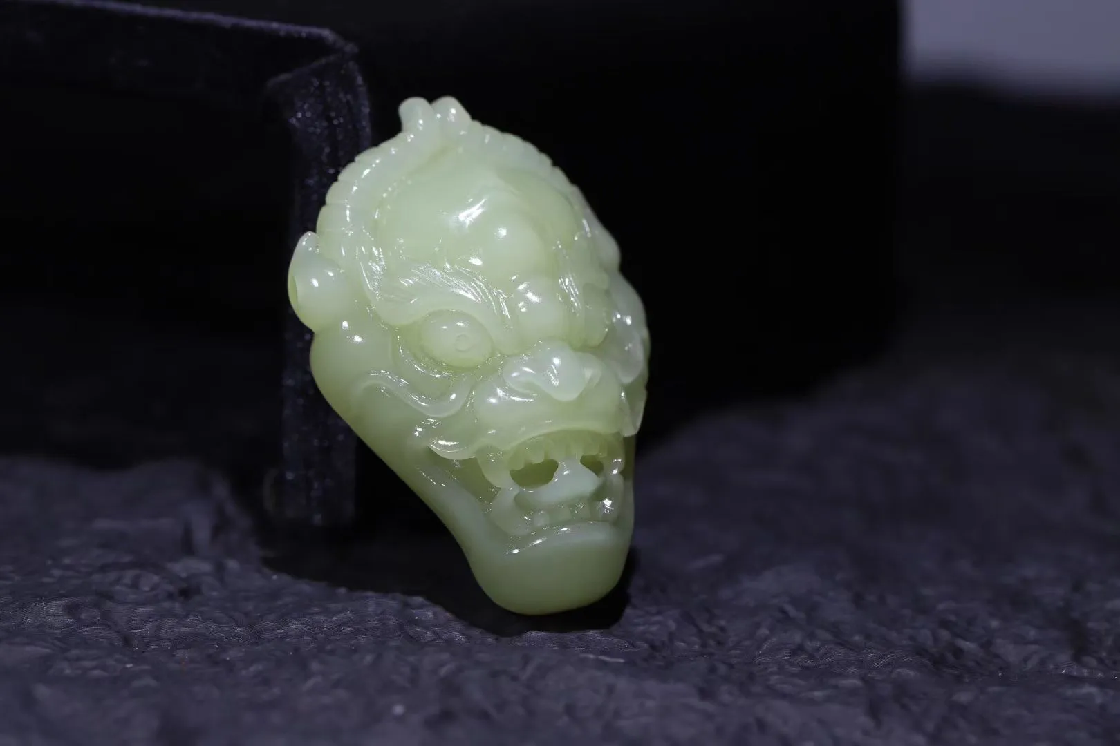 【守护」精品和田玉黄口料兽面皮，玉质油润细腻 精琢仿古兽面，兽角弯曲，双眉如火，怒目圆瞪，獠牙毕露，