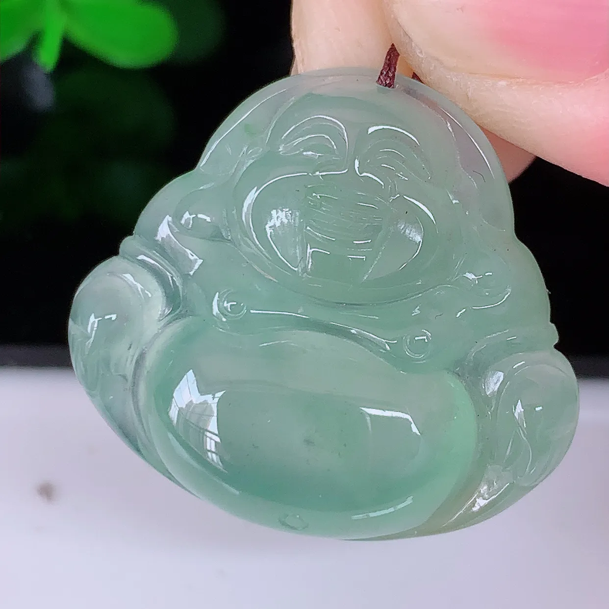自然光实拍，冰种绿翡翠佛公吊坠，饱满， 佛公亦保平安，寓意有福（佛公）相伴，品相佳，配戴优雅迷人！#46.26