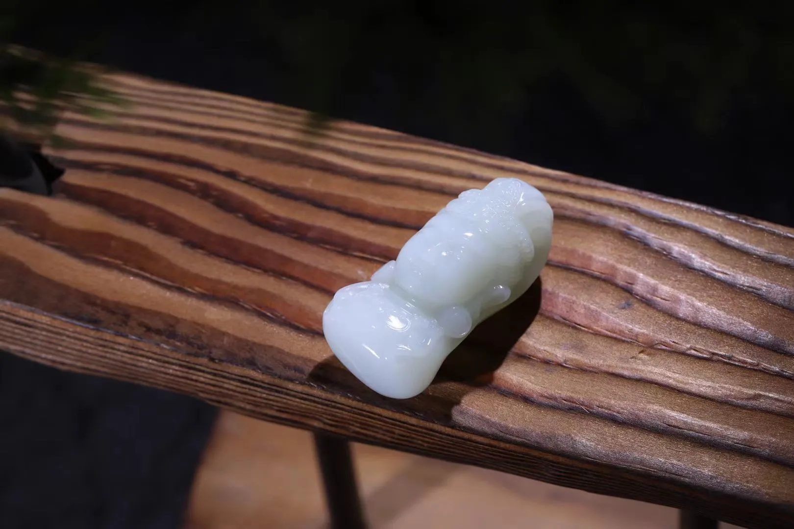 精品美物
【观音*守护】老熟油润，致密饱满，滋腻瓷实，脂粉浑厚。型俊朗秀雅，雕刻独具匠心，守护左右，面容祥和，仪态端庄，大气沉静，画面简洁空灵，意境悠然，气韵传神。
【规格】45-23-18mm，30g