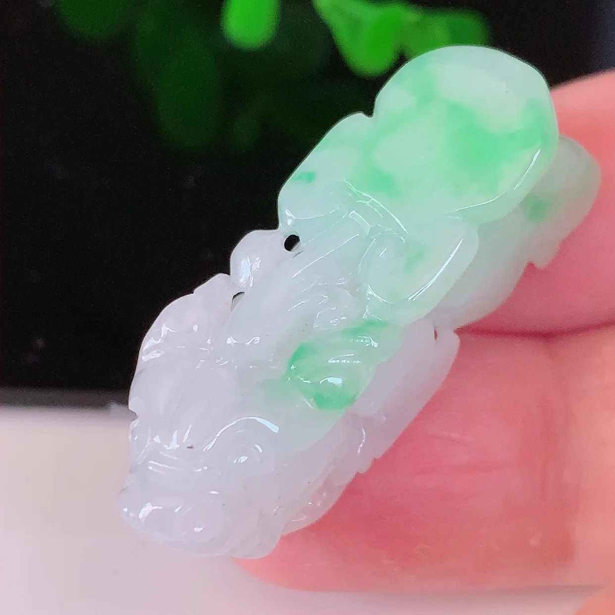 自然光实拍，冰润飘阳绿翡翠招财貔貅吊坠，民间有“一摸貔貅运程旺盛，再摸貔貅财运滚滚，三摸貔貅平步青云 ”的美好祝愿。#81.31